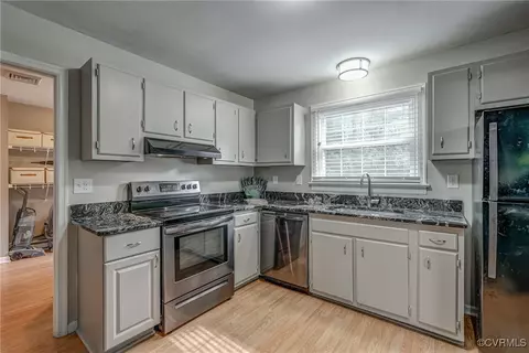 Kitchen - 2811 Mcmanaway Dr, Midlothian, VA 23112 photo 2 of 3