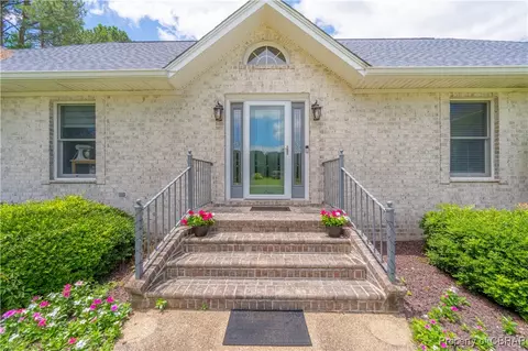 98 Chick Cove Dr, Hardyville, VA 23070
