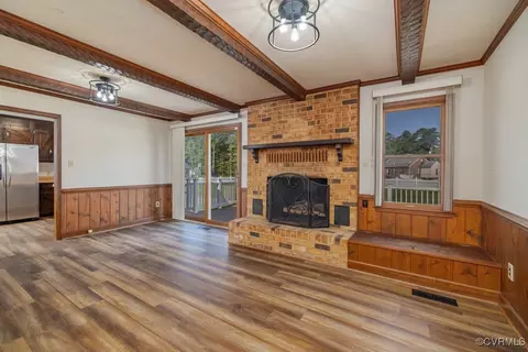 Living - 300 Pine St, Jarratt, VA 23867 photo 2 of 4