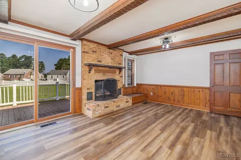 Living - 300 Pine St, Jarratt, VA 23867 photo 1 of 4