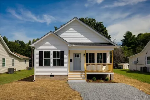 303 E Broad St, Blackstone, VA 23824