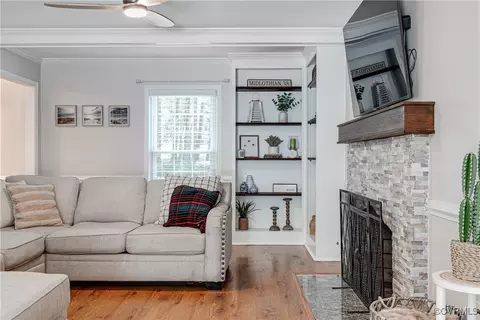 Living - 2913 Fox Chase Dr, Midlothian, VA 23112 photo 3 of 6