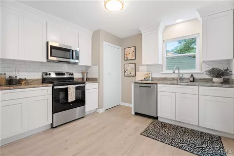 358 Red Oak Dr, Hopewell, VA 23860