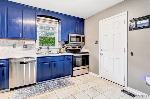 Kitchen - 7011 Spring Trace Ter, Midlothian, VA 23112 photo 4 of 4