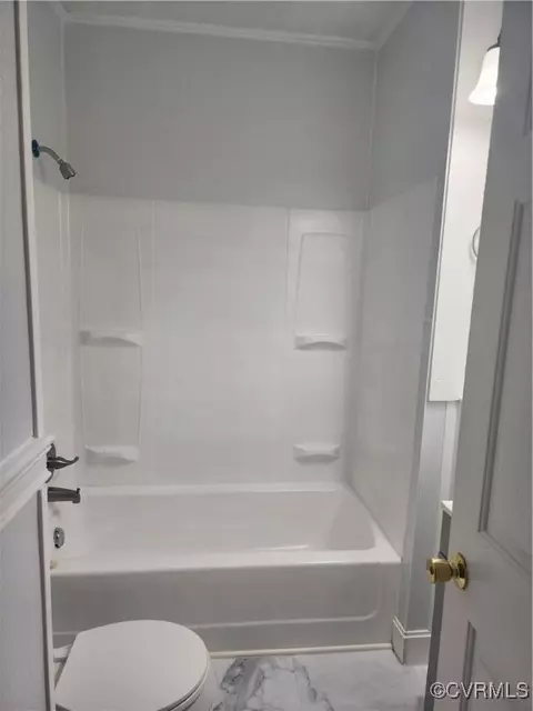 Bath - 7 E Blake Ln, Richmond, VA 23224 photo 2 of 2