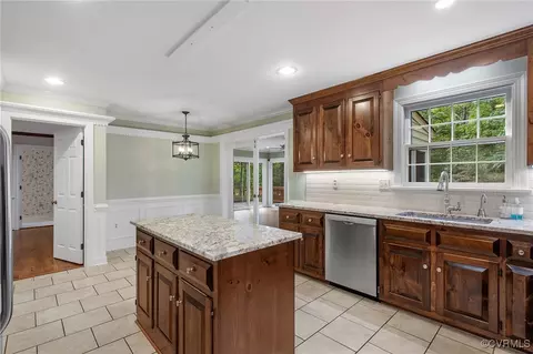 Kitchen - 2220 Heathland Dr, Midlothian, VA 23113 photo 3 of 4
