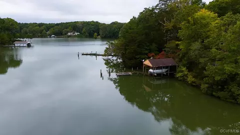 75 E Cove Ln, Weems, VA 22576