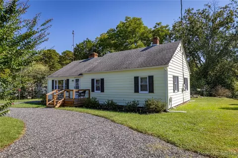 584 Harryhogan Rd, Callao, VA 22435