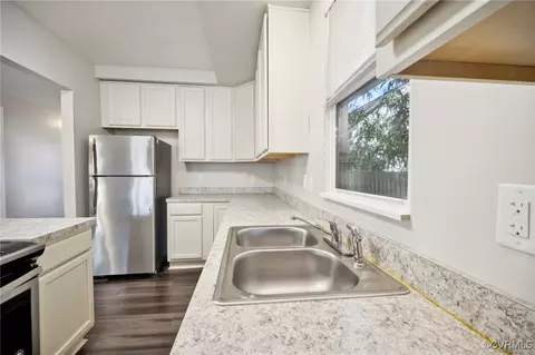 Kitchen - 709 E Pembroke Ave, Hampton, VA 23669 photo 10 of 11