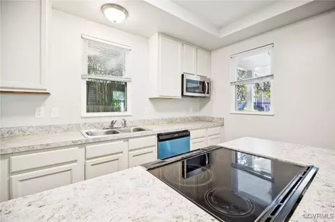 Kitchen - 709 E Pembroke Ave, Hampton, VA 23669 photo 11 of 11