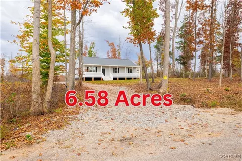 957 Hatters Creek Dr, Green Bay, VA 23942