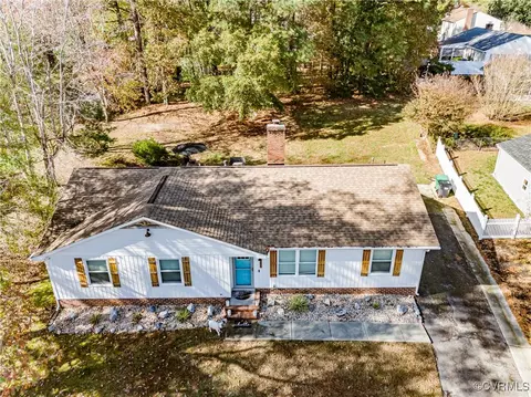402 Nottingham Dr, Colonial Heights, VA 23834