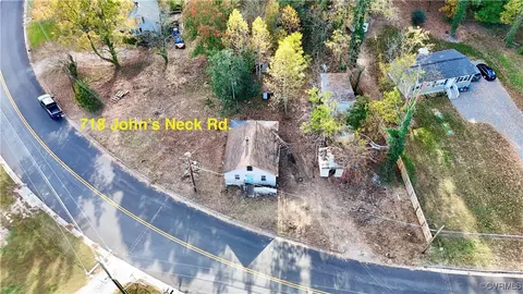 718 Johns Neck Rd, Weems, VA 22576