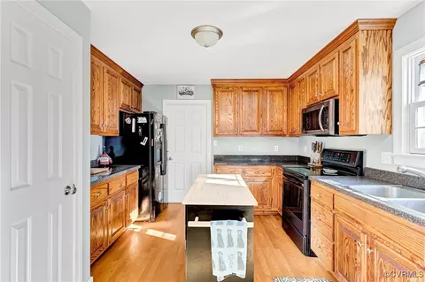 Kitchen - 201 Pleasant View Dr, Aylett, VA 23009 photo 6 of 7