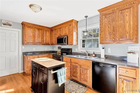 Kitchen - 201 Pleasant View Dr, Aylett, VA 23009 photo 5 of 7