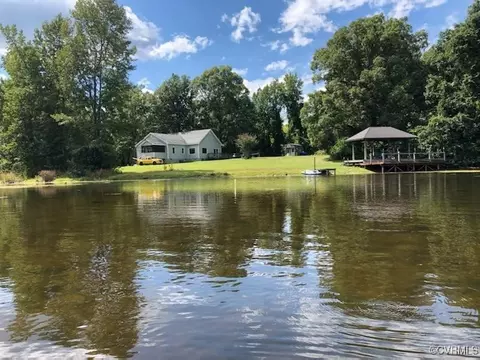 482 Tucker Dr, Blackstone, VA 23824
