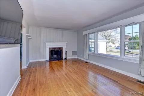 Living - 706 Jackson Dr, Williamsburg, VA 23185 photo 2 of 5