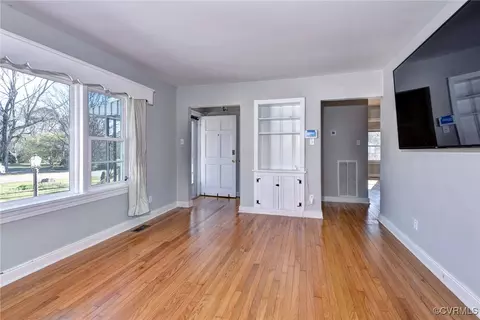 Living - 706 Jackson Dr, Williamsburg, VA 23185 photo 4 of 5