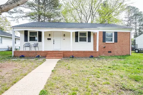 808 Old Town Dr, Colonial Heights, VA 23834
