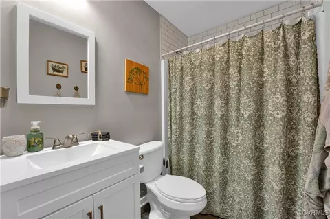 Bath - 9880 Knobs Hill Ln, Amelia Court House, VA 23002 photo 3 of 3