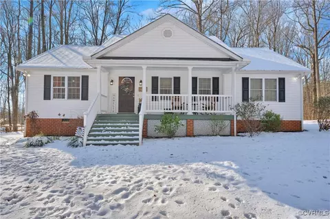 9880 Knobs Hill Ln, Amelia Court House, VA 23002