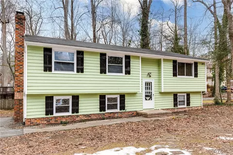 Exterior - 13208 Gate Post Ct, Midlothian, VA 23112 photo 2 of 5