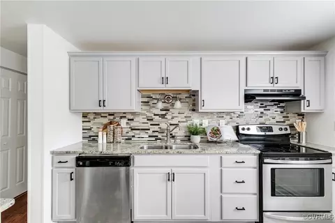 Kitchen - 13208 Gate Post Ct, Midlothian, VA 23112 photo 6 of 8