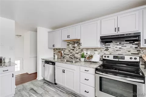 Kitchen - 13208 Gate Post Ct, Midlothian, VA 23112 photo 5 of 8