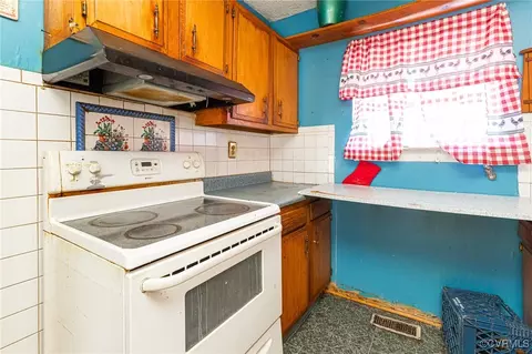 Kitchen - 5950 Warwick Rd, Richmond, VA 23224 photo 1 of 3