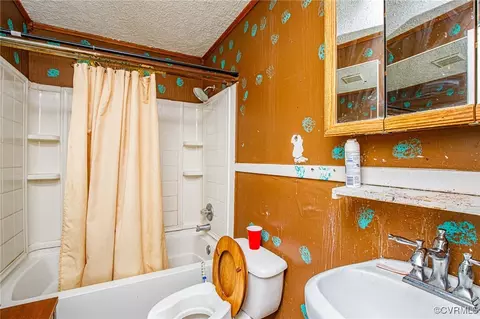 Bath - 5950 Warwick Rd, Richmond, VA 23224 photo 2 of 2