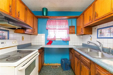 Kitchen - 5950 Warwick Rd, Richmond, VA 23224 photo 2 of 3