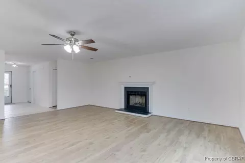 Living - 1 Ruby Ct, Hampton, VA 23666 photo 2 of 8