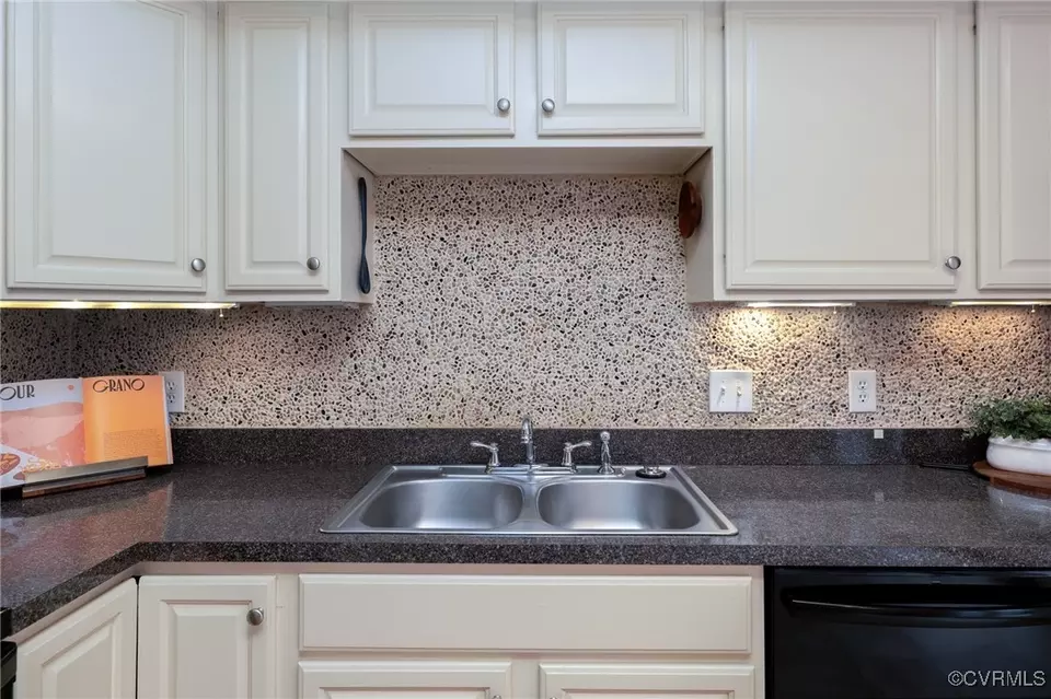Kitchen - 423 12 S Laurel St, Richmond, VA 23220 photo 2 of 4