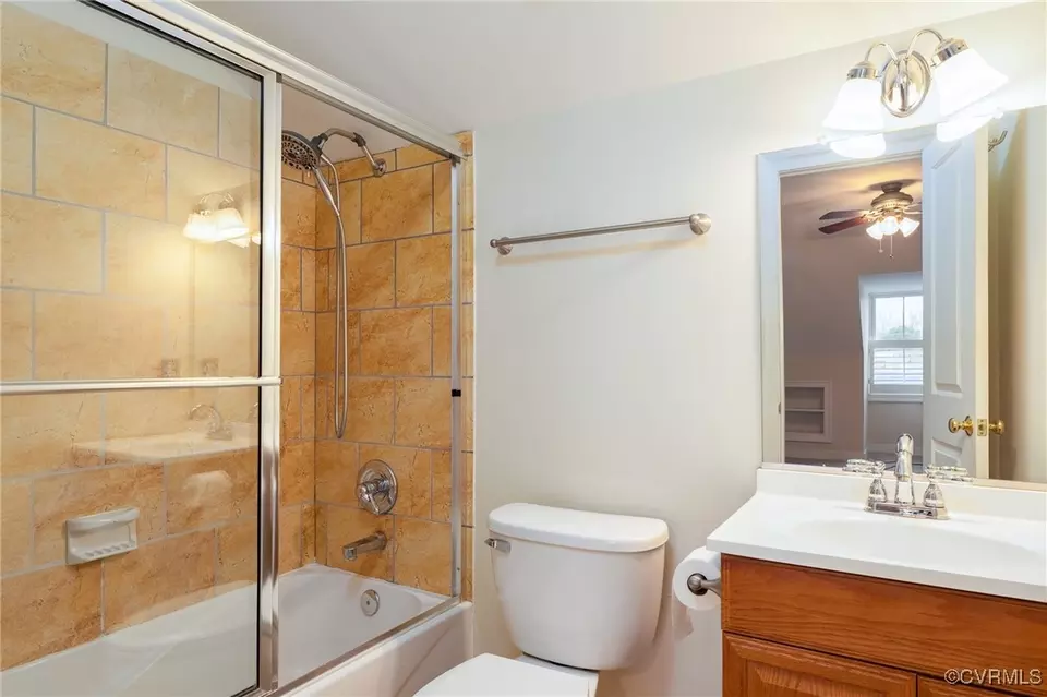 Bath - 423 12 S Laurel St, Richmond, VA 23220 photo 2 of 3
