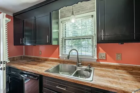 Kitchen - 7300 Key Deer Cir, Midlothian, VA 23112 photo 2 of 2