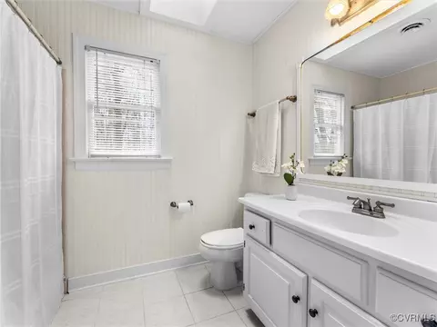 Bath - 5503 Silver Birch Ln, Midlothian, VA 23112 photo 4 of 4