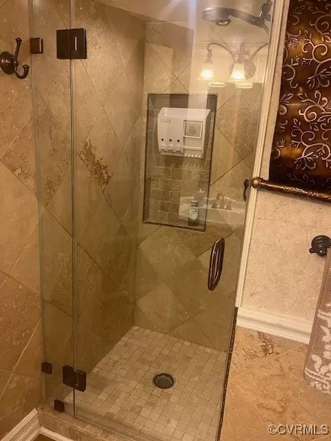 Bath - 8705 Lagrange St, Lorton, VA 22079 photo 3 of 6