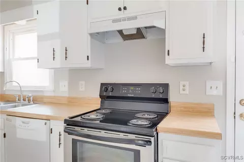 Kitchen - 11506 Genito Rd, Midlothian, VA 23112 photo 4 of 8
