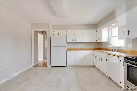 Kitchen - 11506 Genito Rd, Midlothian, VA 23112 photo 2 of 8