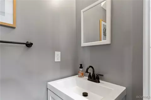 Bath - 206 E 33rd St, Richmond, VA 23224 photo 1 of 7