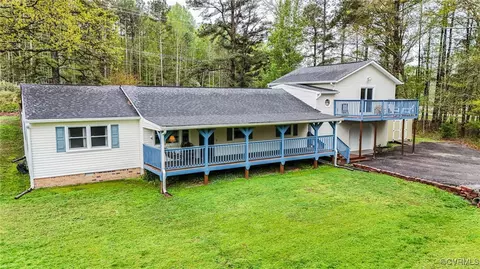 1522 Irvenway Ln, Chester, VA 23836
