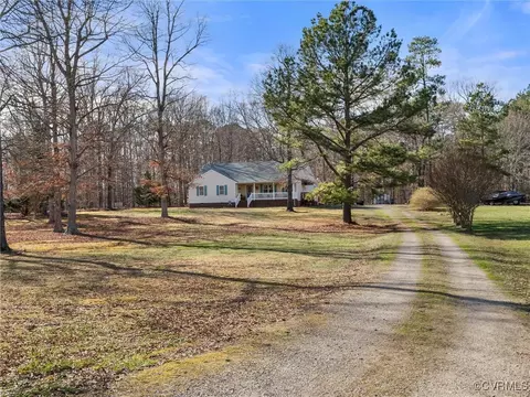 9041 Oak Forest Dr, Amelia Court House, VA 23002