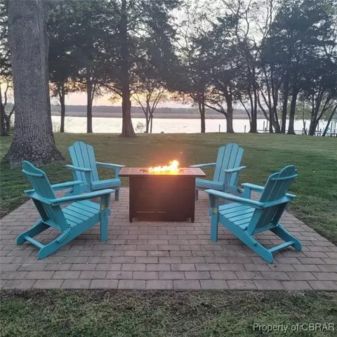 1422 Chain Ferry Rd, Mattaponi, VA 23110