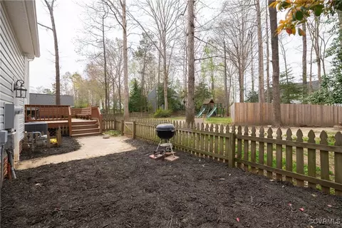 Exterior - 7724 Flag Tail Dr, Midlothian, VA 23112 photo 4 of 9