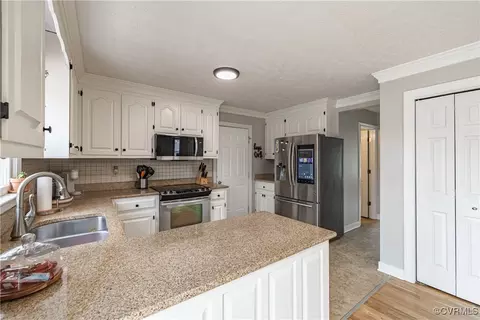 Kitchen - 7724 Flag Tail Dr, Midlothian, VA 23112 photo 3 of 6