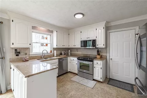Kitchen - 7724 Flag Tail Dr, Midlothian, VA 23112 photo 2 of 6