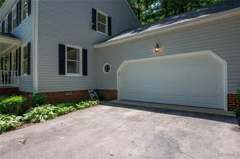 Exterior - 7724 Flag Tail Dr, Midlothian, VA 23112 photo 2 of 9