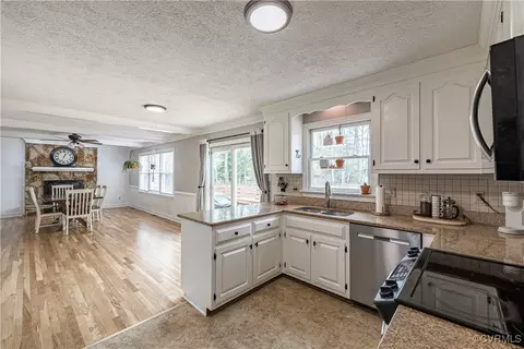 Kitchen - 7724 Flag Tail Dr, Midlothian, VA 23112 photo 4 of 6