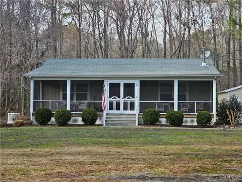 24 Creeks End Ln, Kilmarnock, VA 22482