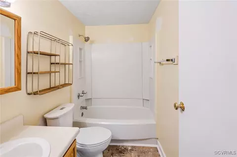 Bath - 7924 Clovertree Ct, Richmond, VA 23235 photo 2 of 4